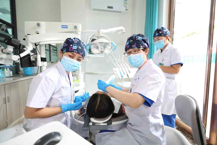 武汉半口义齿种植医院排名前十，武汉市中心医院口腔科半口义齿种植是低调实力派！在榜